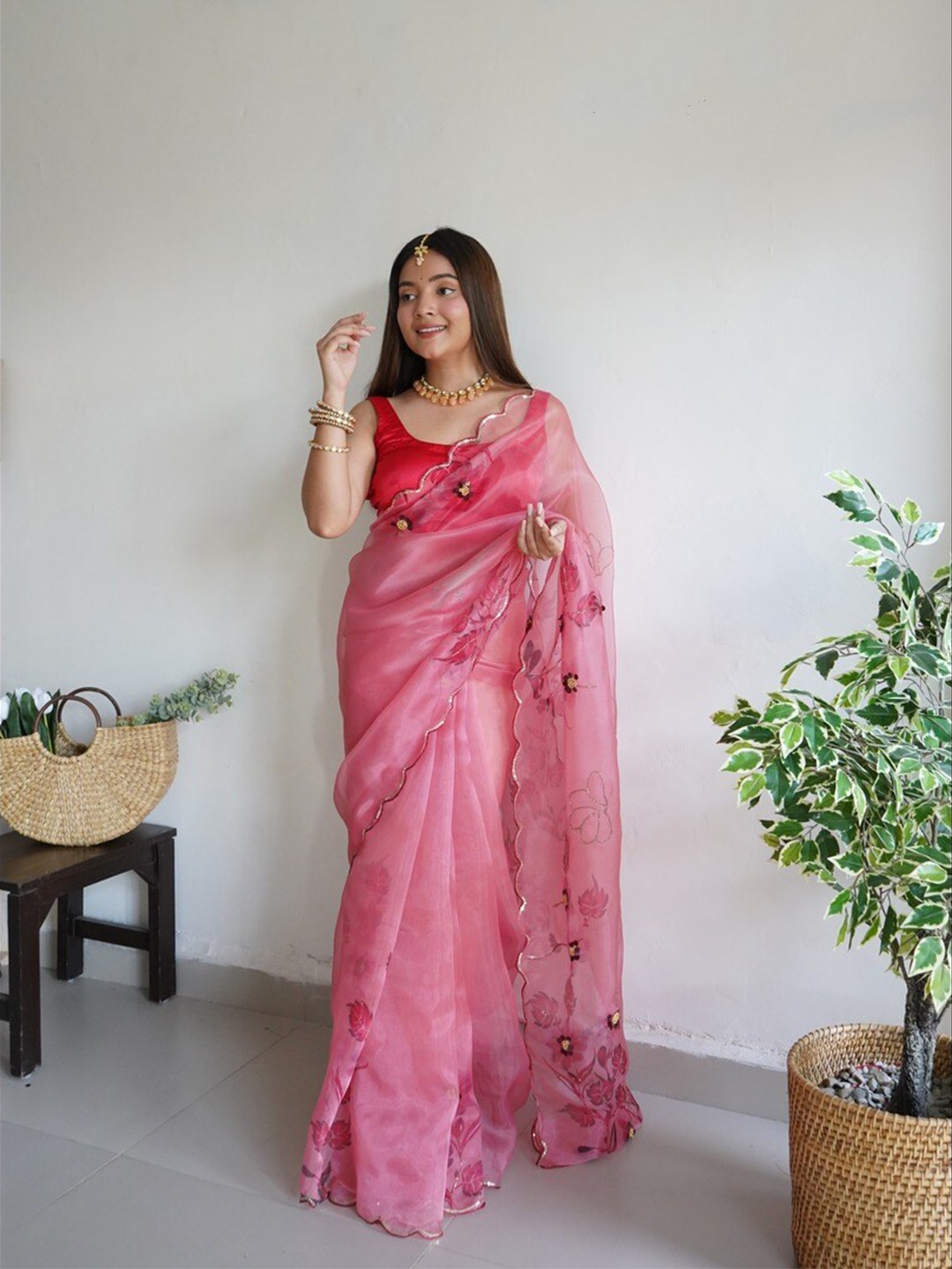 

Atulyam Tex World Floral Sequinned Organza Saree, Red