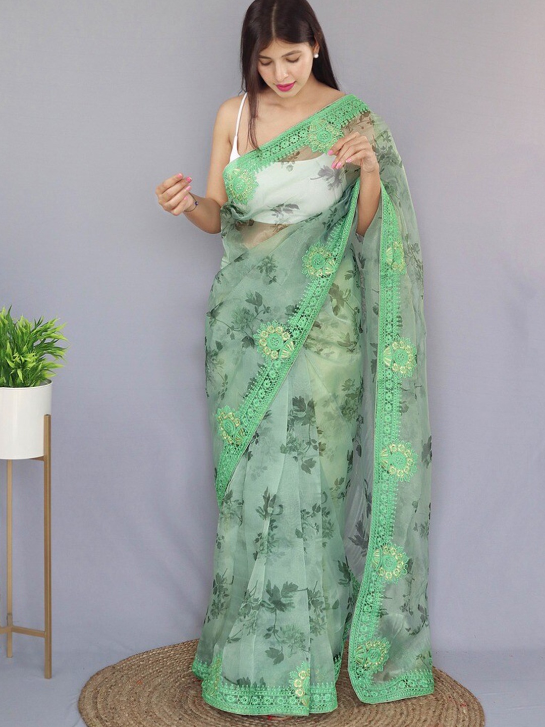 

Atulyam Tex World Floral Embroidered Organza Saree, Fluorescent green