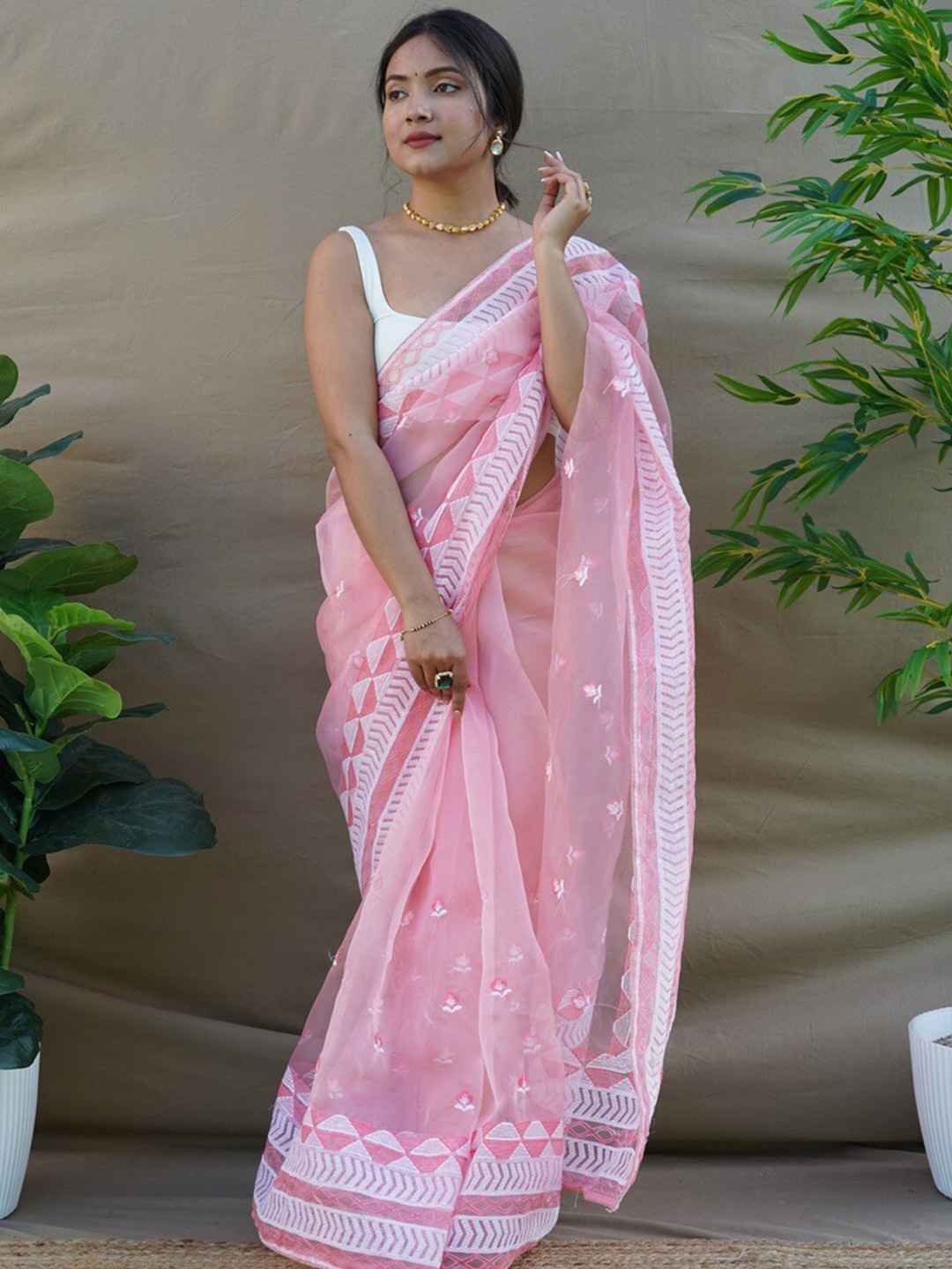 

Atulyam Tex World Floral Chikankari Organza Saree, Peach