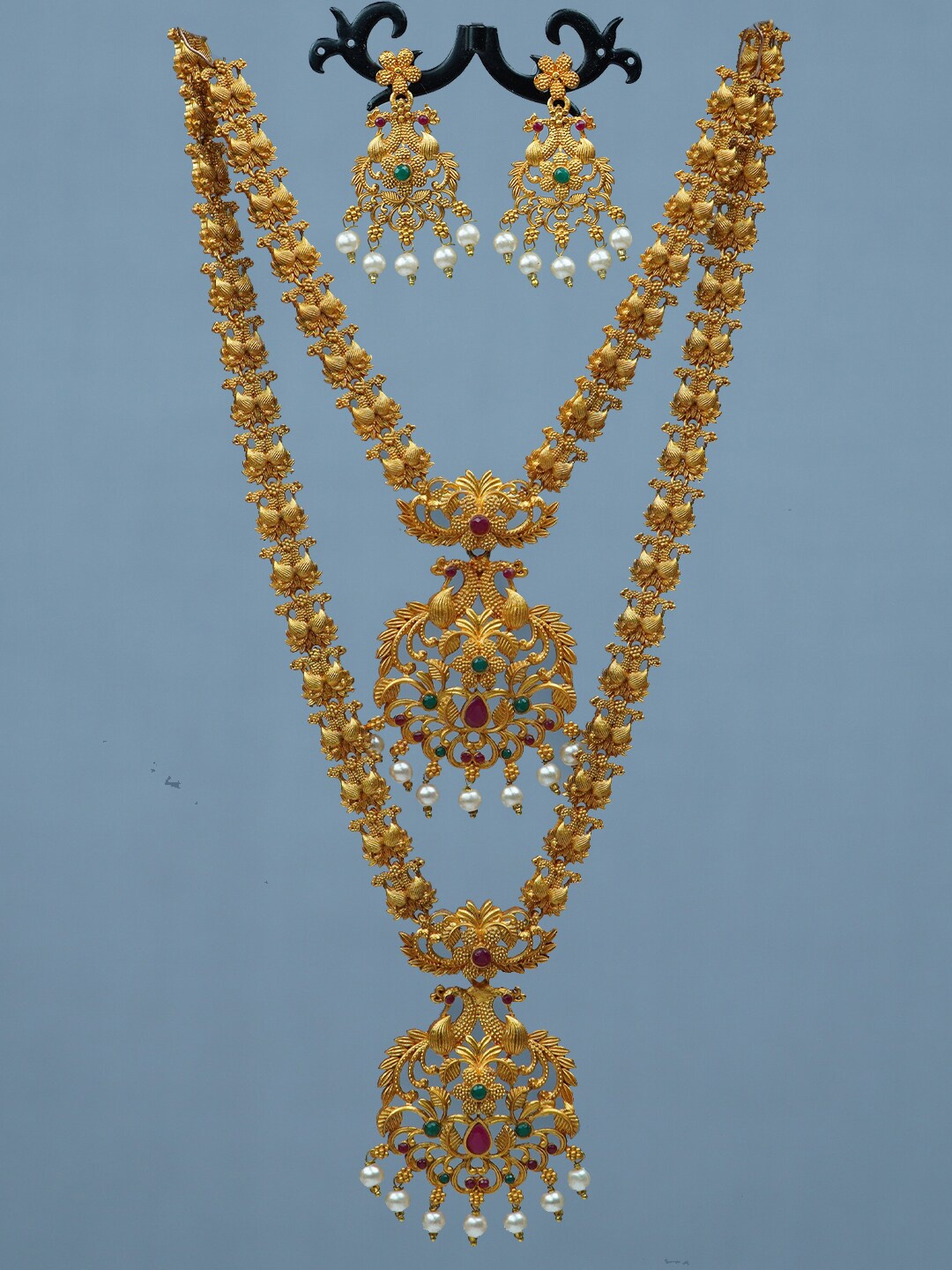 

Diksha collection Gold-Plated Stone Studded & Beaded Jewellery Set