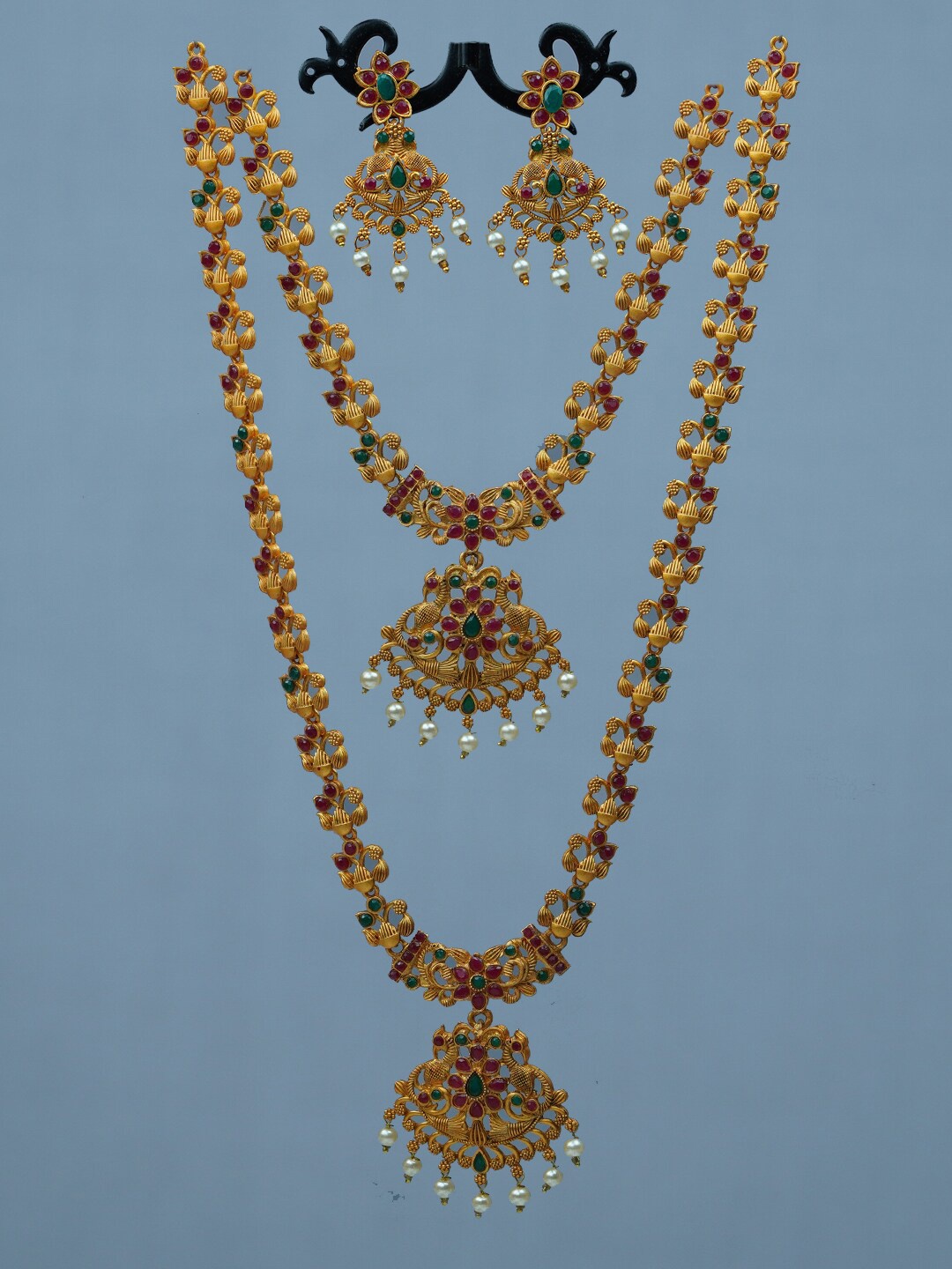 

Diksha collection Gold-Plated Stone-Studded & Beaded Jewellery Set