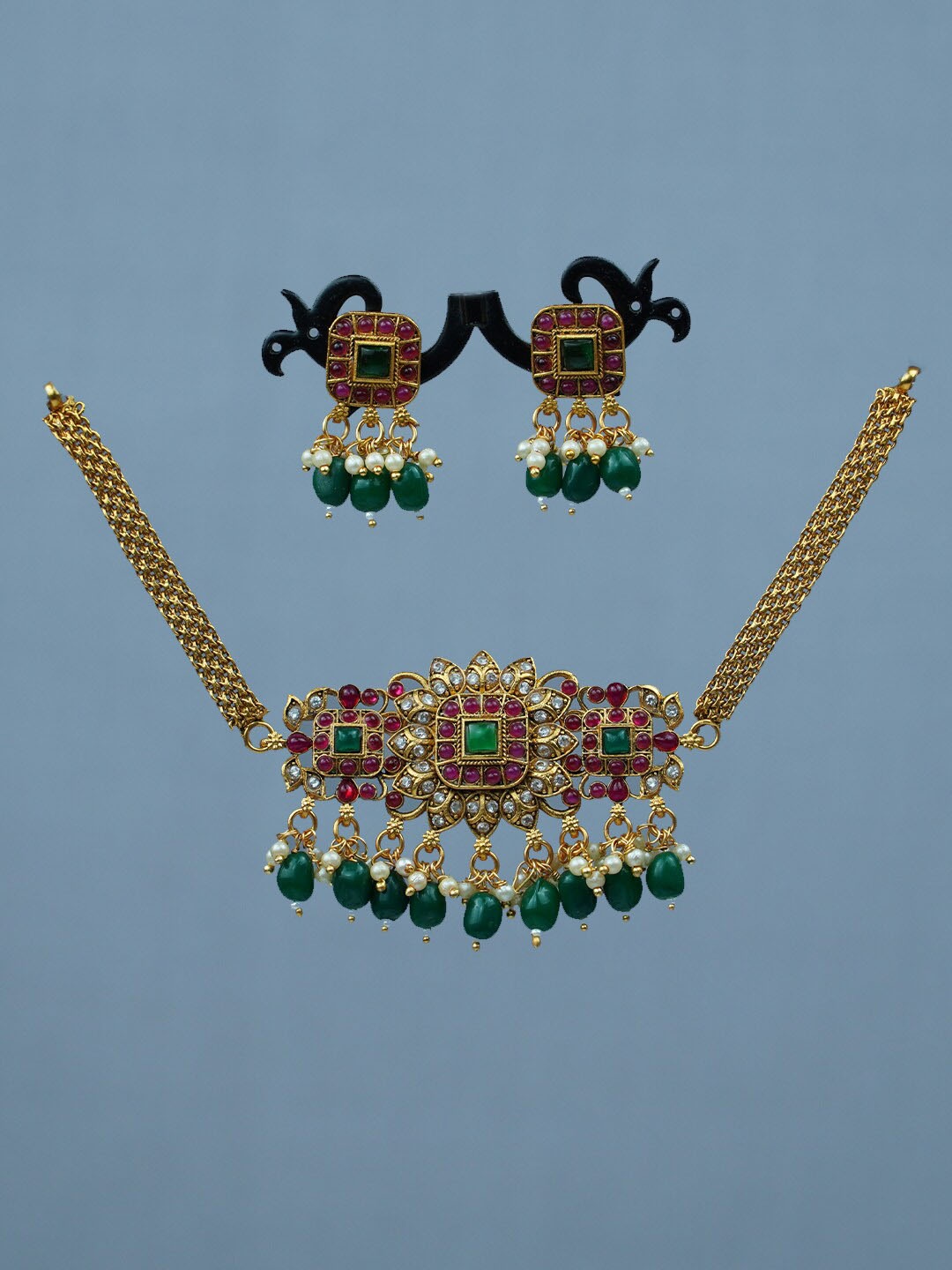 

Diksha collection Gold-Plated Stone Studded & Beaded Jewellery Set