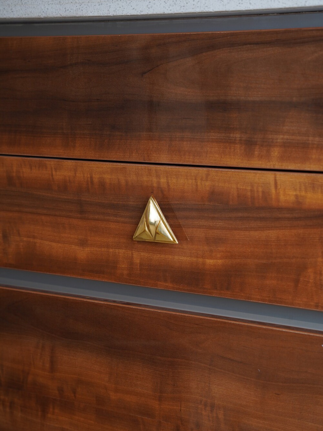 

Folkstorys Matrix Gold-Toned Self Design Knob