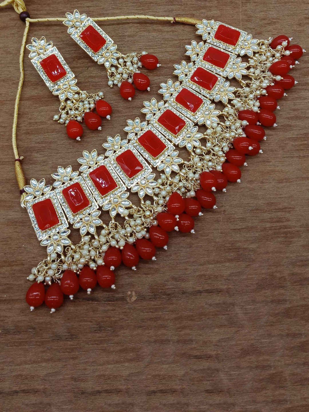 

AASHISH IMITATION Gold-Plated Stone-Studded & Beaded JewellerySet