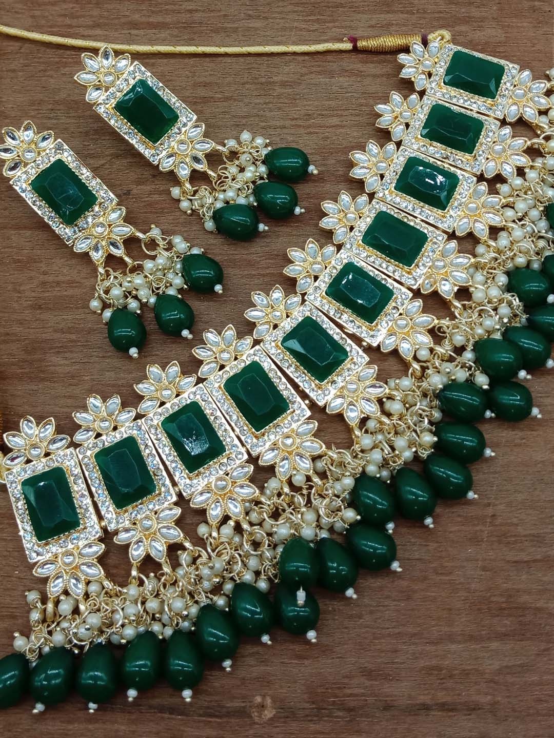 

AASHISH IMITATION Gold-Plated Stone-Studded & Beaded JewellerySet