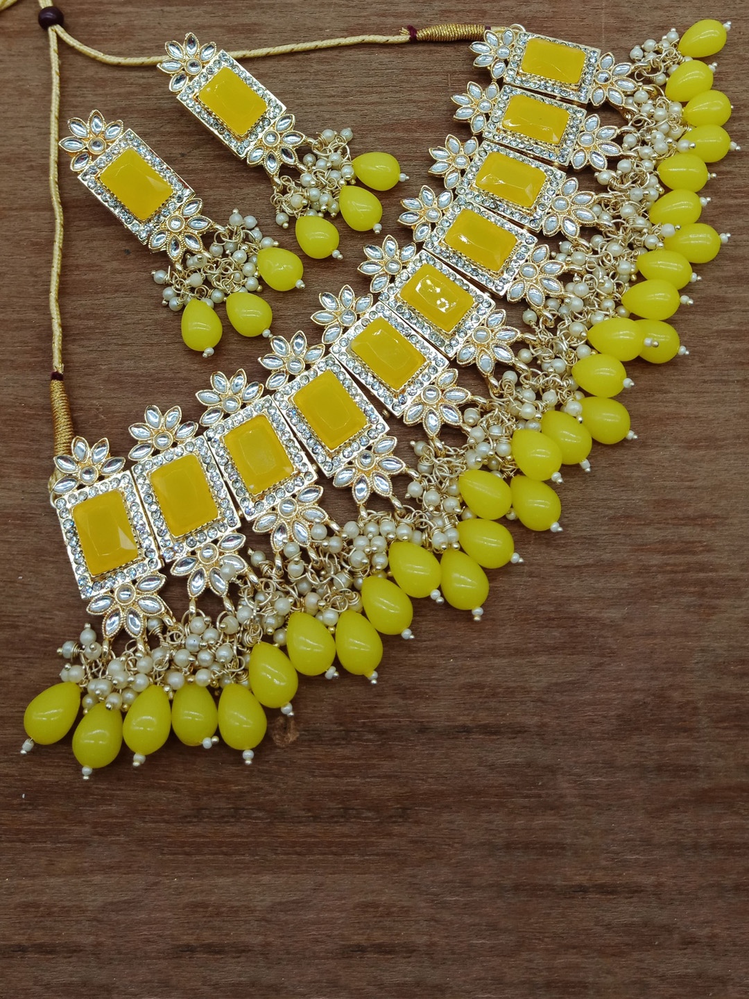 

AASHISH IMITATION Gold-Plated Stone-Studded & Beaded JewellerySet