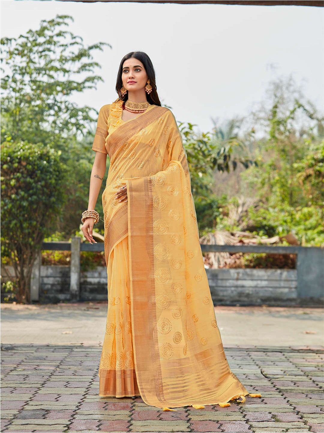 

Mitera Yellow & Gold-Toned Embellished Zari Pure Linen Saree