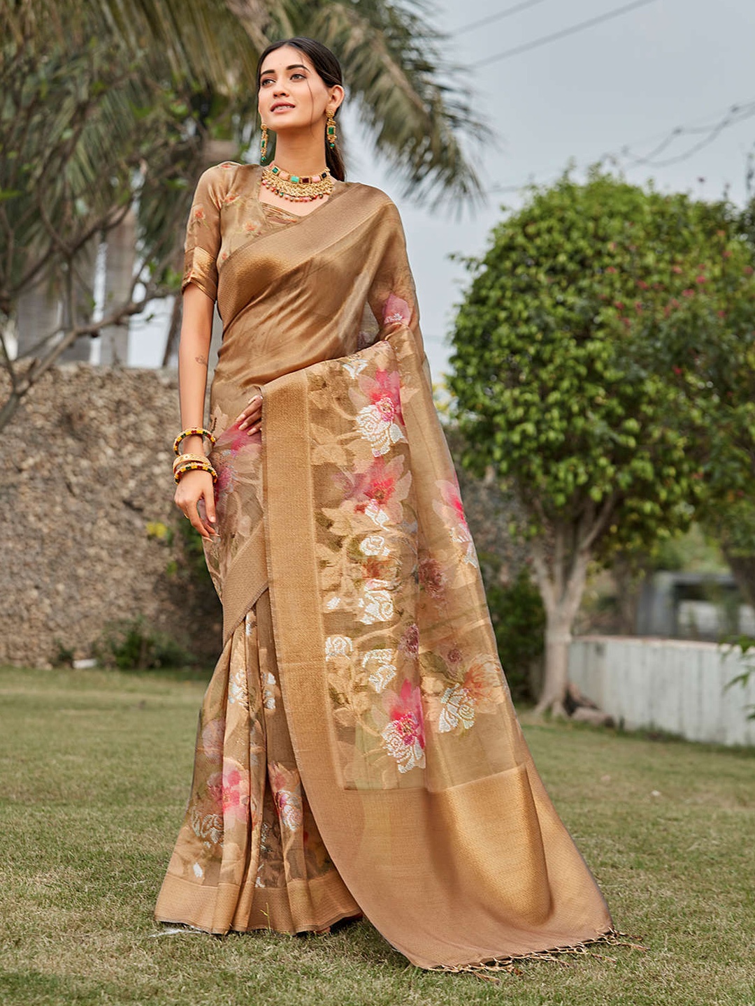 

Mitera Gold-Toned & Pink Floral Printed Tissue Saree