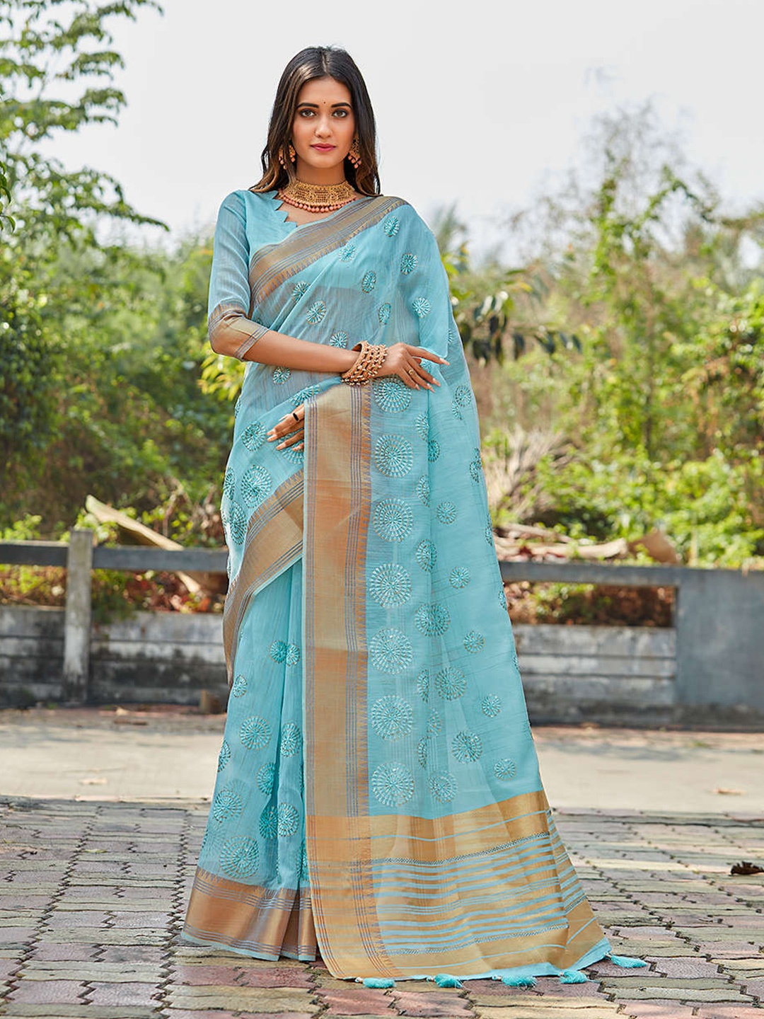 

Mitera Blue & Gold-Toned Sequinned Embroidered Zari Pure Linen Saree