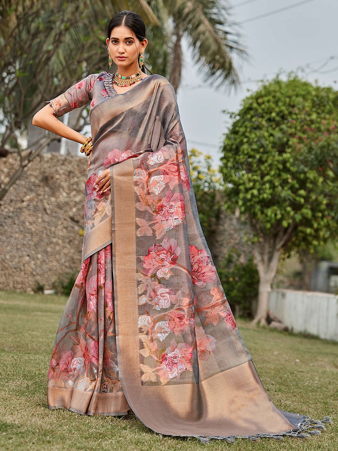 

Mitera Grey & Peach-Coloured Floral Printed Zari Tissue Saree