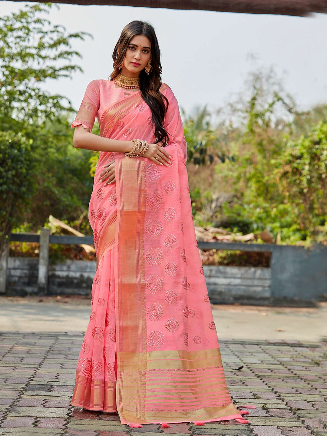 

Mitera Pink & Gold-Toned Sequinned Embellished Zari Pure Linen Saree