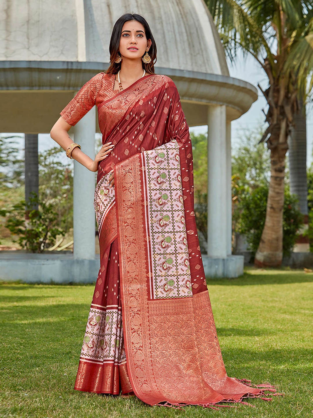

Mitera Maroon & Gold-Toned Ethnic Motifs Woven Design & Printed Zari Saree