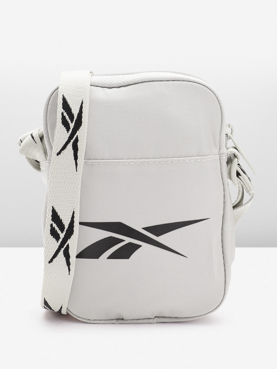 

Reebok Unisex Brand Logo Print Travel Pouch, Off white