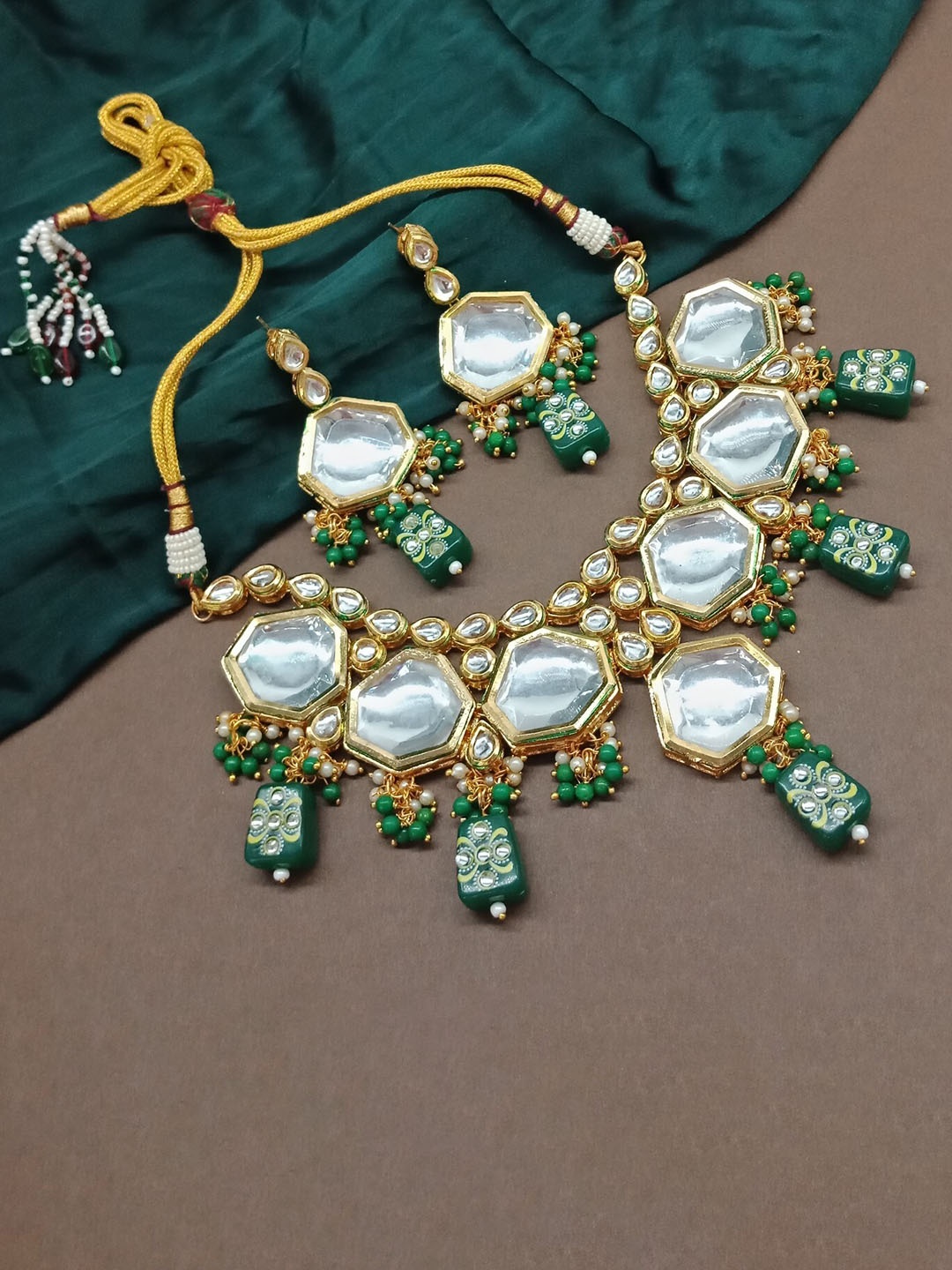 

AASHISH IMITATION Gold-Plated Kundan-Studded & Beaded JewellerySet