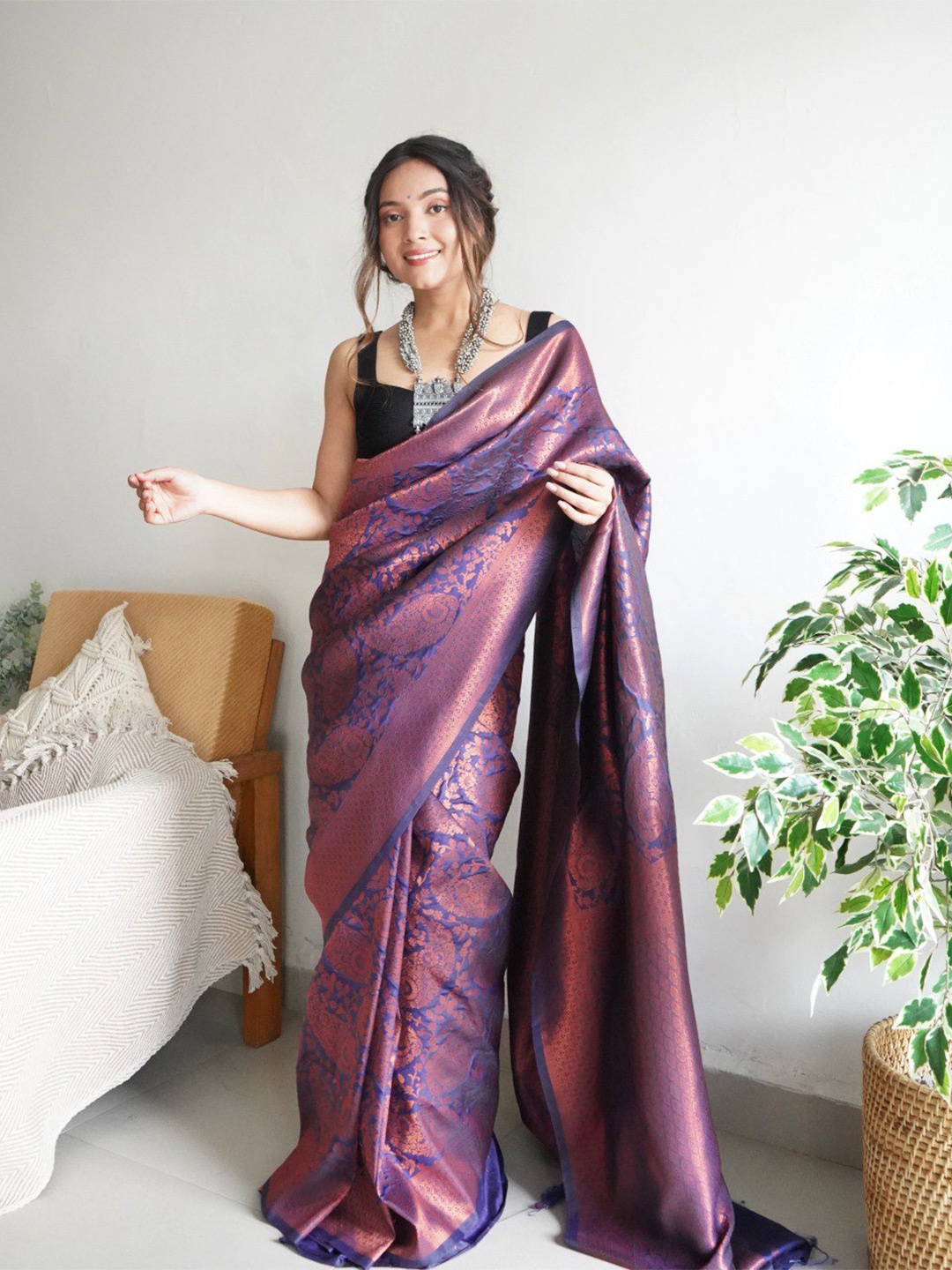 

VEERAX Paisley Woven Design Zari Banarasi Saree, Purple