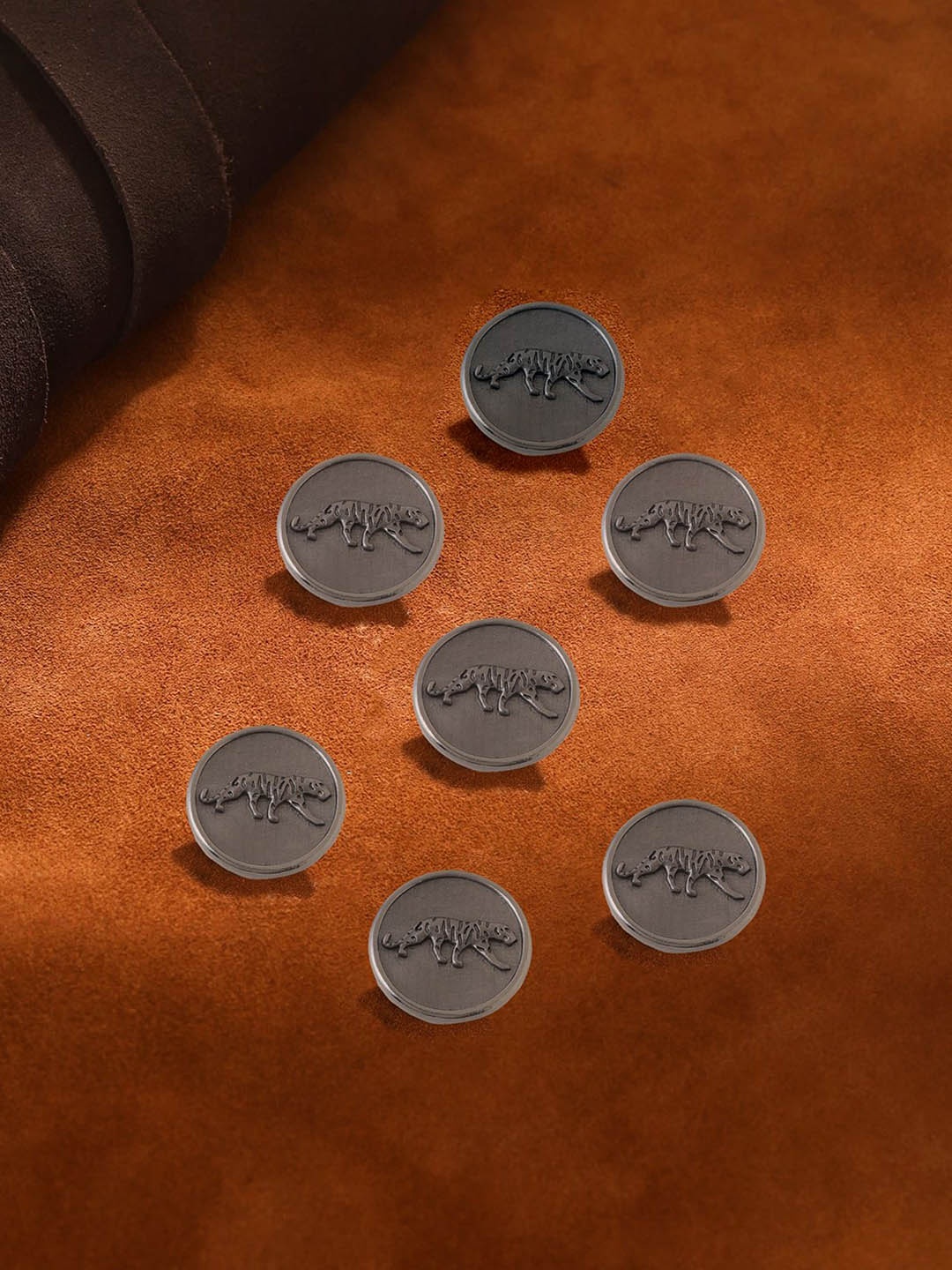 

COSA NOSTRAA Set of 7 Circular Calm Chetaah Textured Buttons, Grey