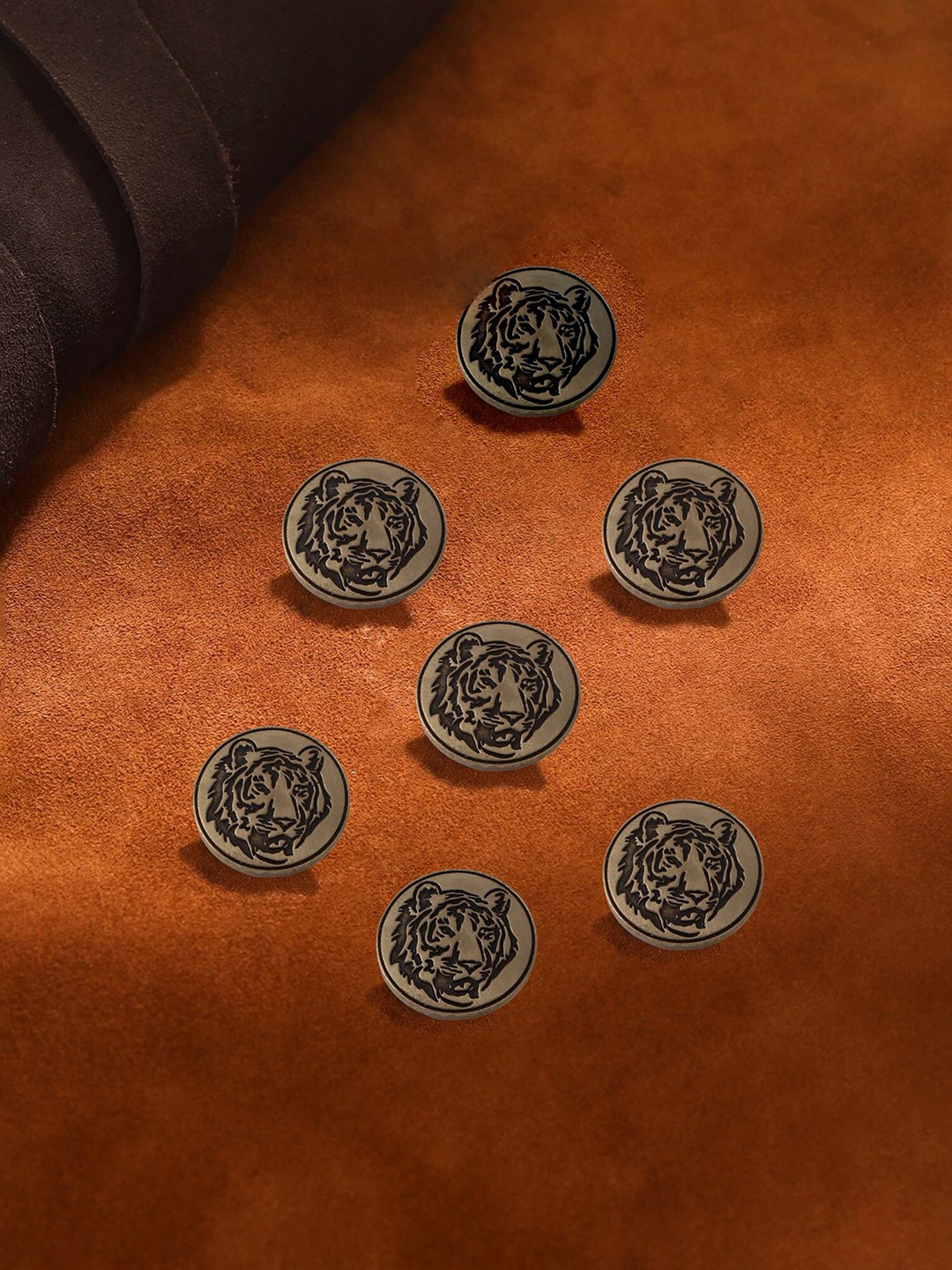 

COSA NOSTRAA Set of 7 Circular Lion Imagery Textured Buttons, Gold