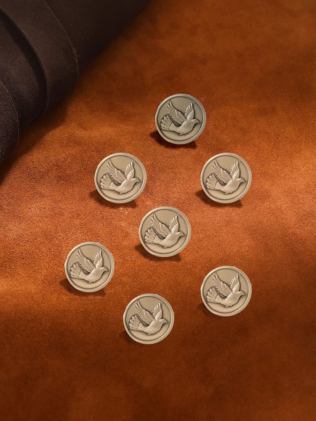 

COSA NOSTRAA Set Of 7 Circular Daring Deer Textured Buttons, Gold
