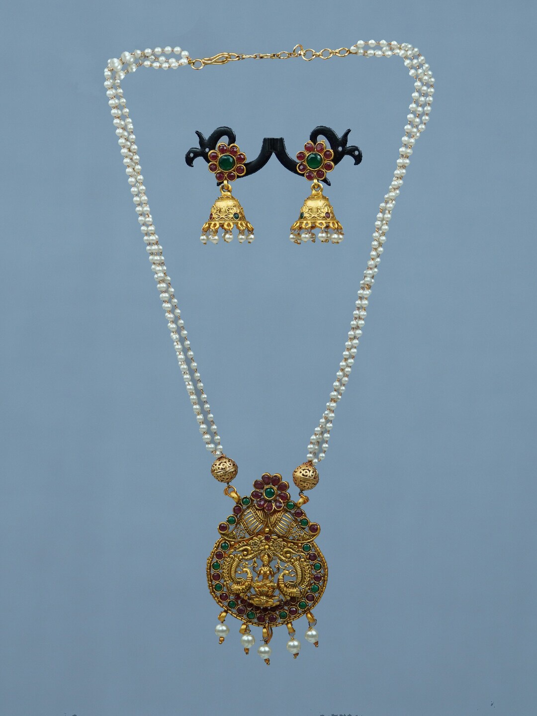 

Diksha collection Gold-Plated Stone-Studded & Beaded Jewellery Set