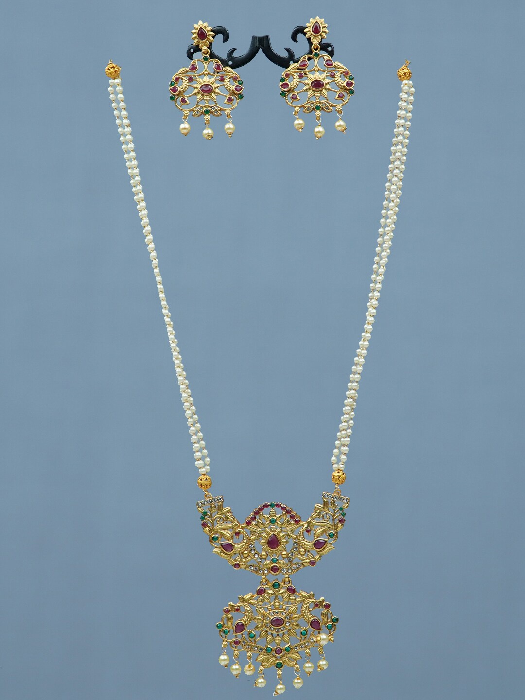 

Diksha collection Gold-Plated Stone-Studded & Beaded Jewellery Set