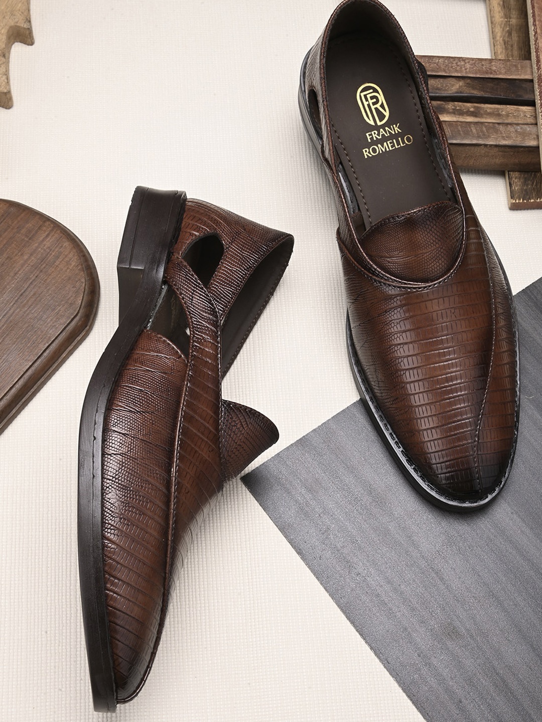 

FRANKROMELLO Men Textured Derbys, Brown