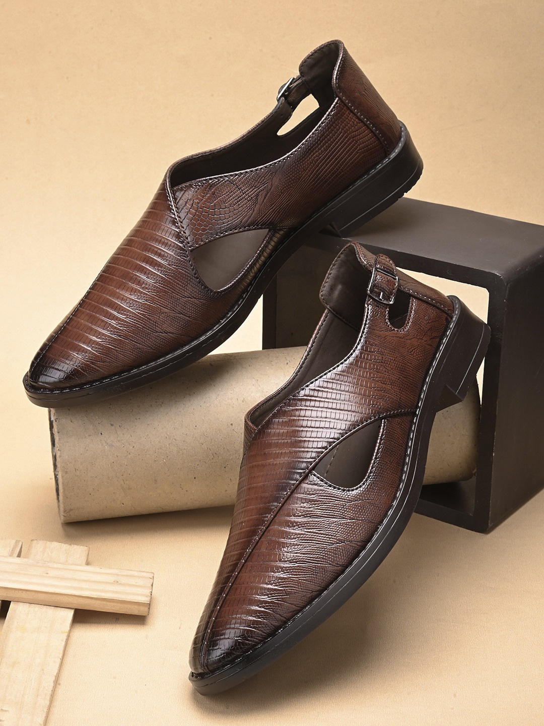 

FRANKROMELLO Men Textured Loafer, Brown