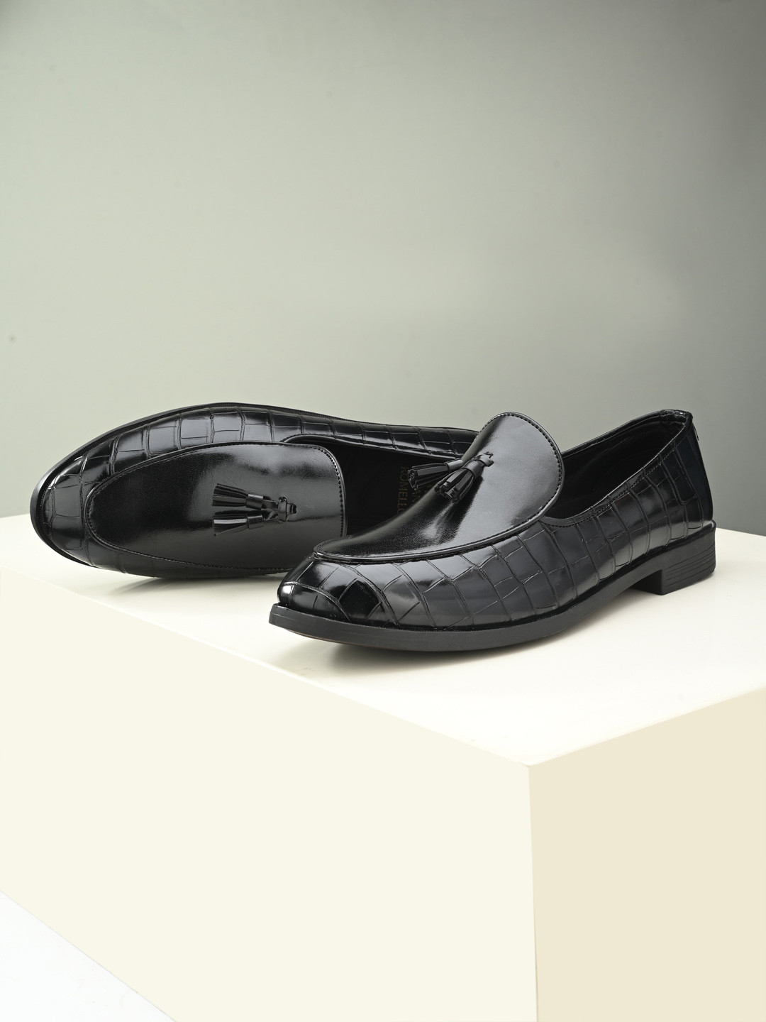 

FRANKROMELLO Men Textured Formal Loafers, Black