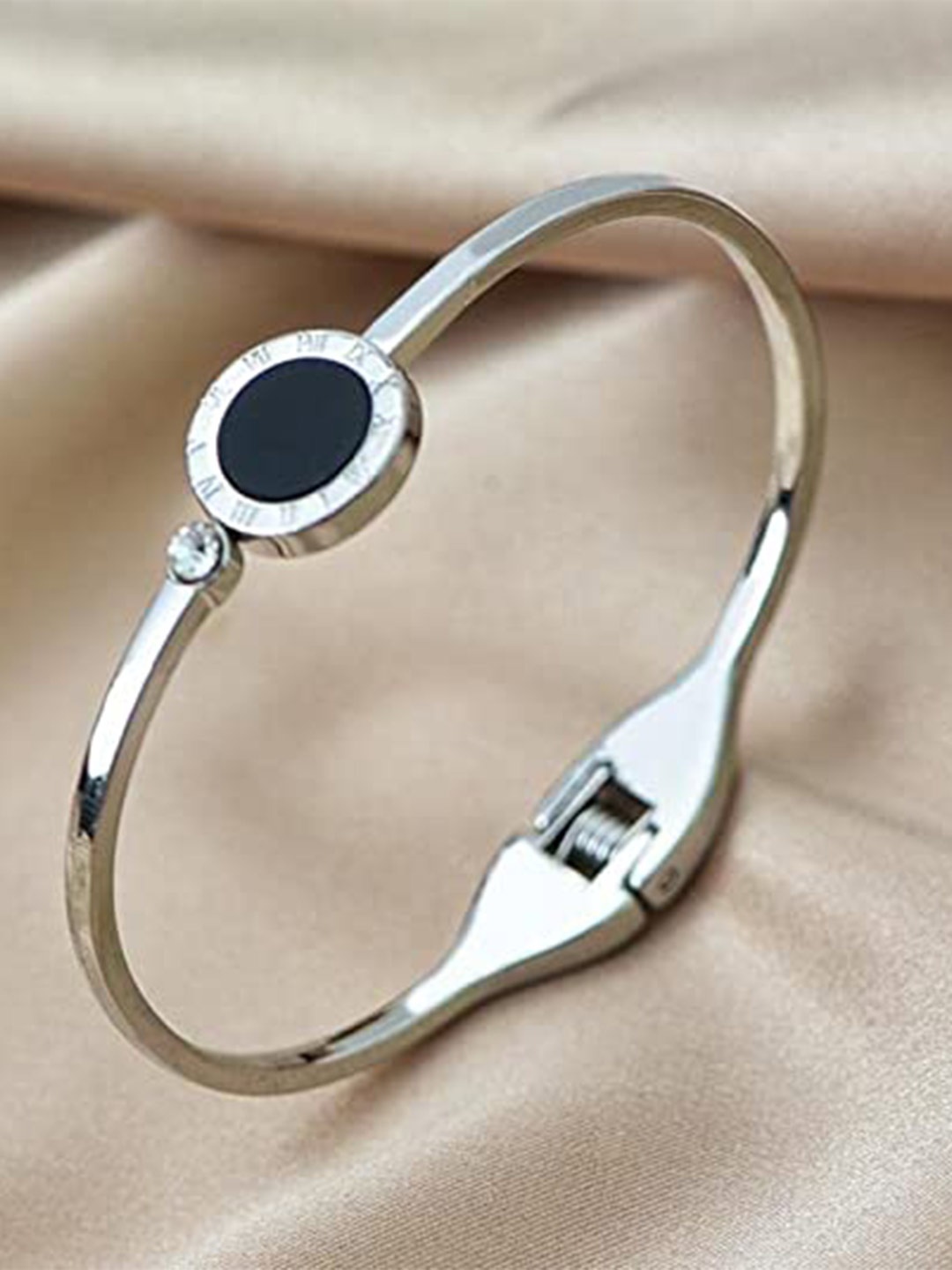

VIEN Silver-Plated Roman Single Round Digital Studded Kada Bracelet