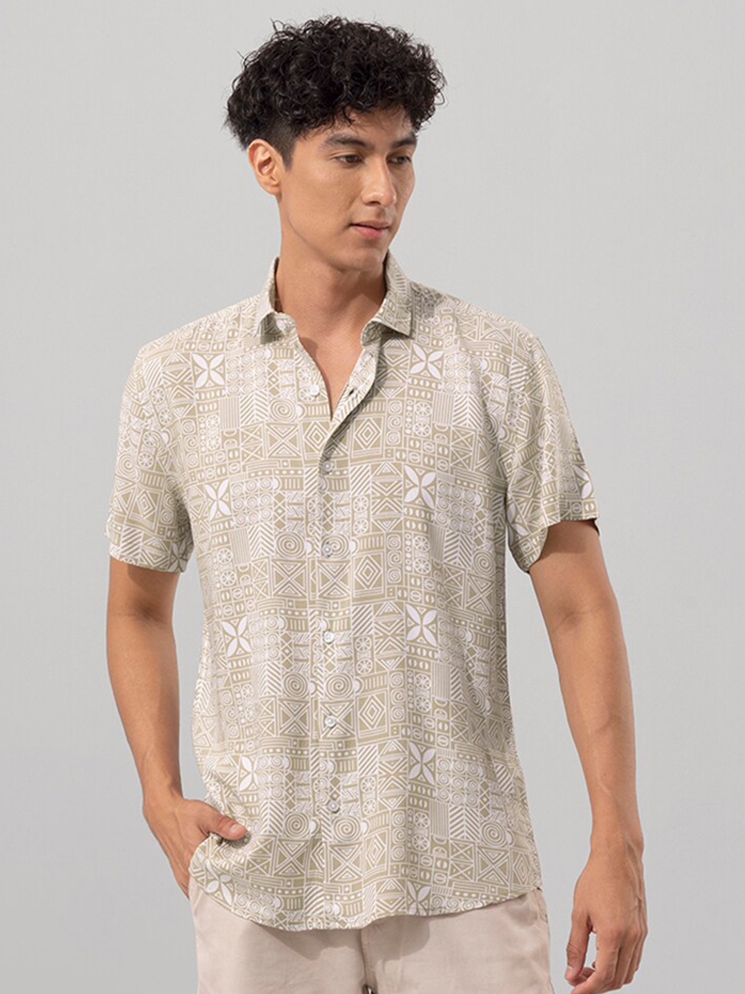 

Snitch Men Beige Slim Fit Geometric Printed Casual Shirt