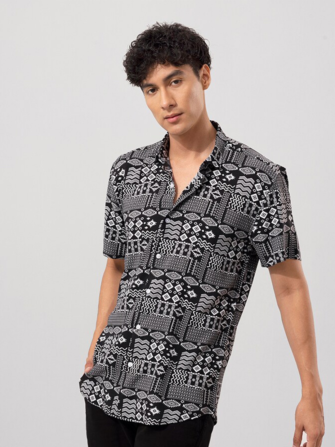 

Snitch Black Slim Fit Geometric Printed Casual Shirt