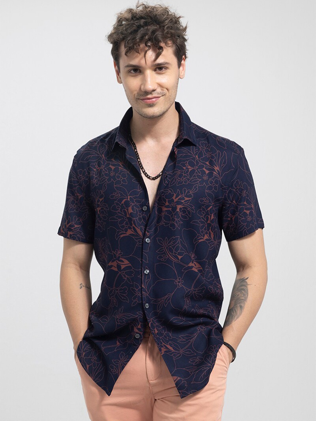 

Snitch Navy Blue Slim Fit Floral Printed Casual Shirt