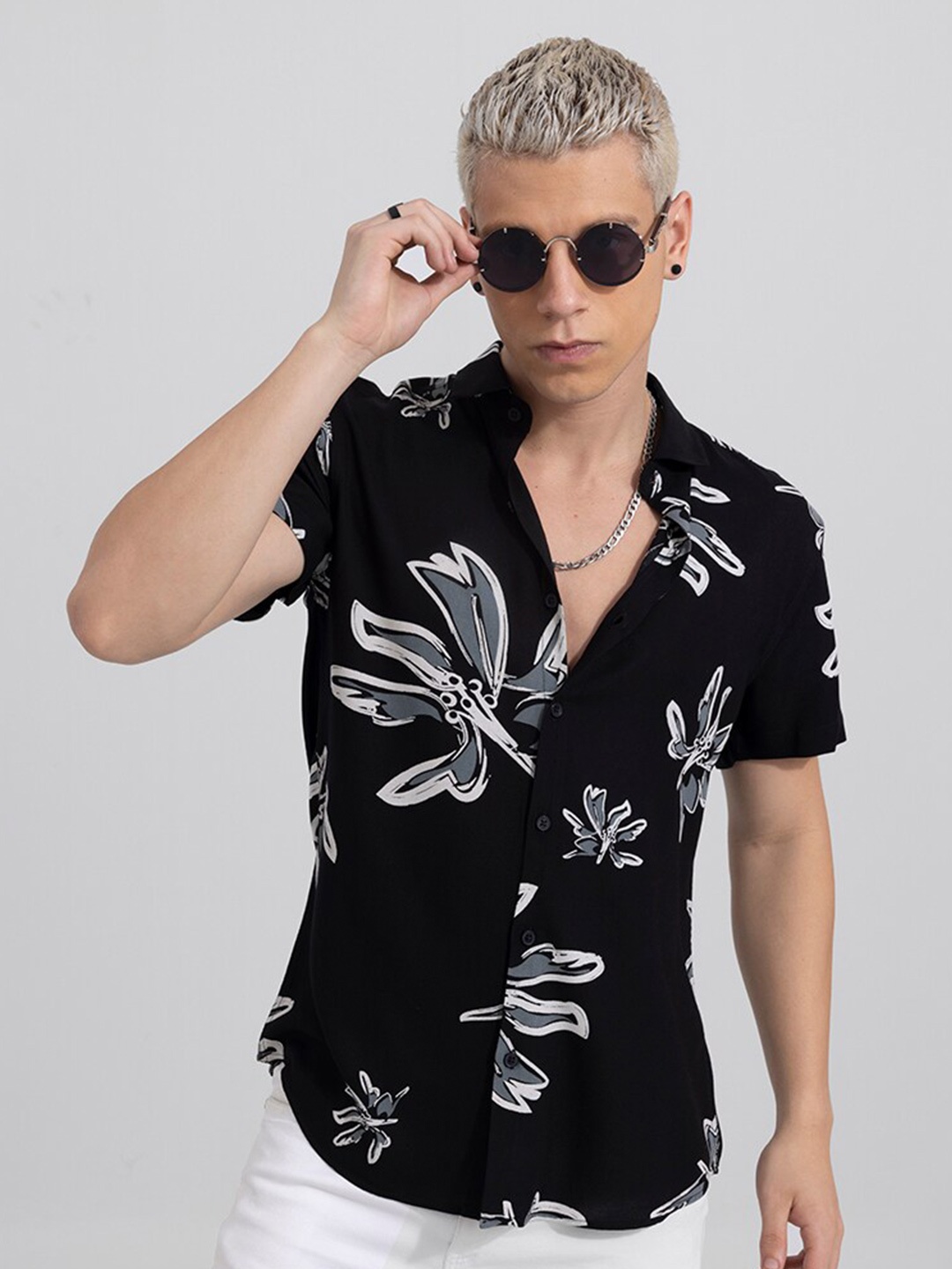 

Snitch Black Slim Fit Floral Printed Casual Shirt