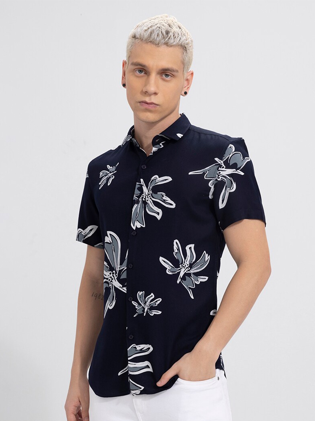 

Snitch White Slim Fit Abstract Printed Casual Shirt, Navy blue
