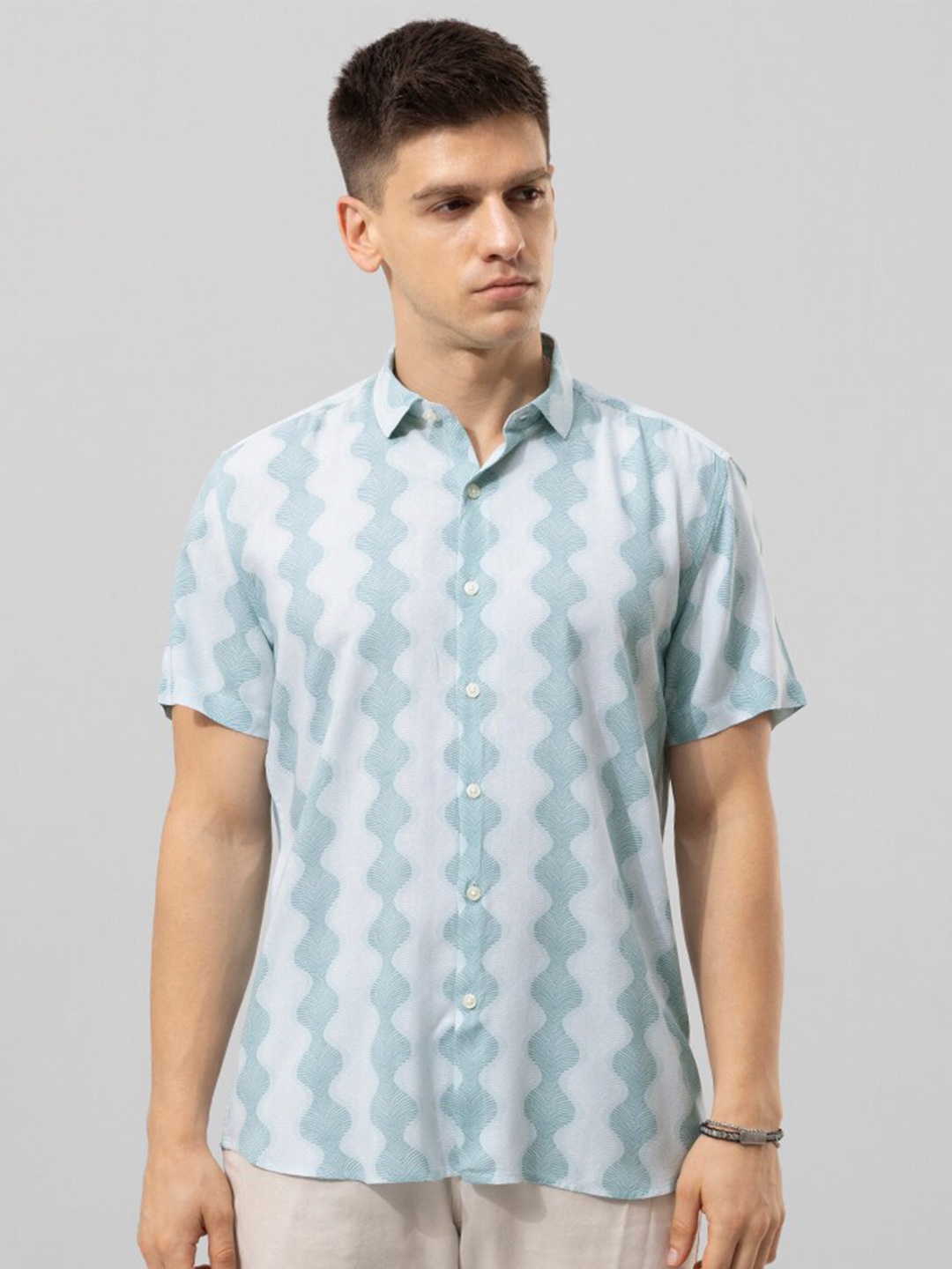 

Snitch Blue & White Zig Zag Printed Slim Fit Casual Shirt