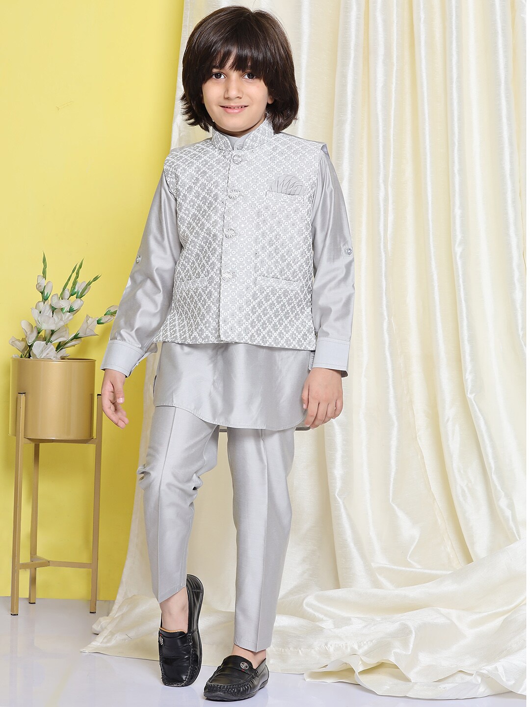 

Aj DEZInES Boys Kurta With Trousers & Embroidered Nehru Jacket, Grey