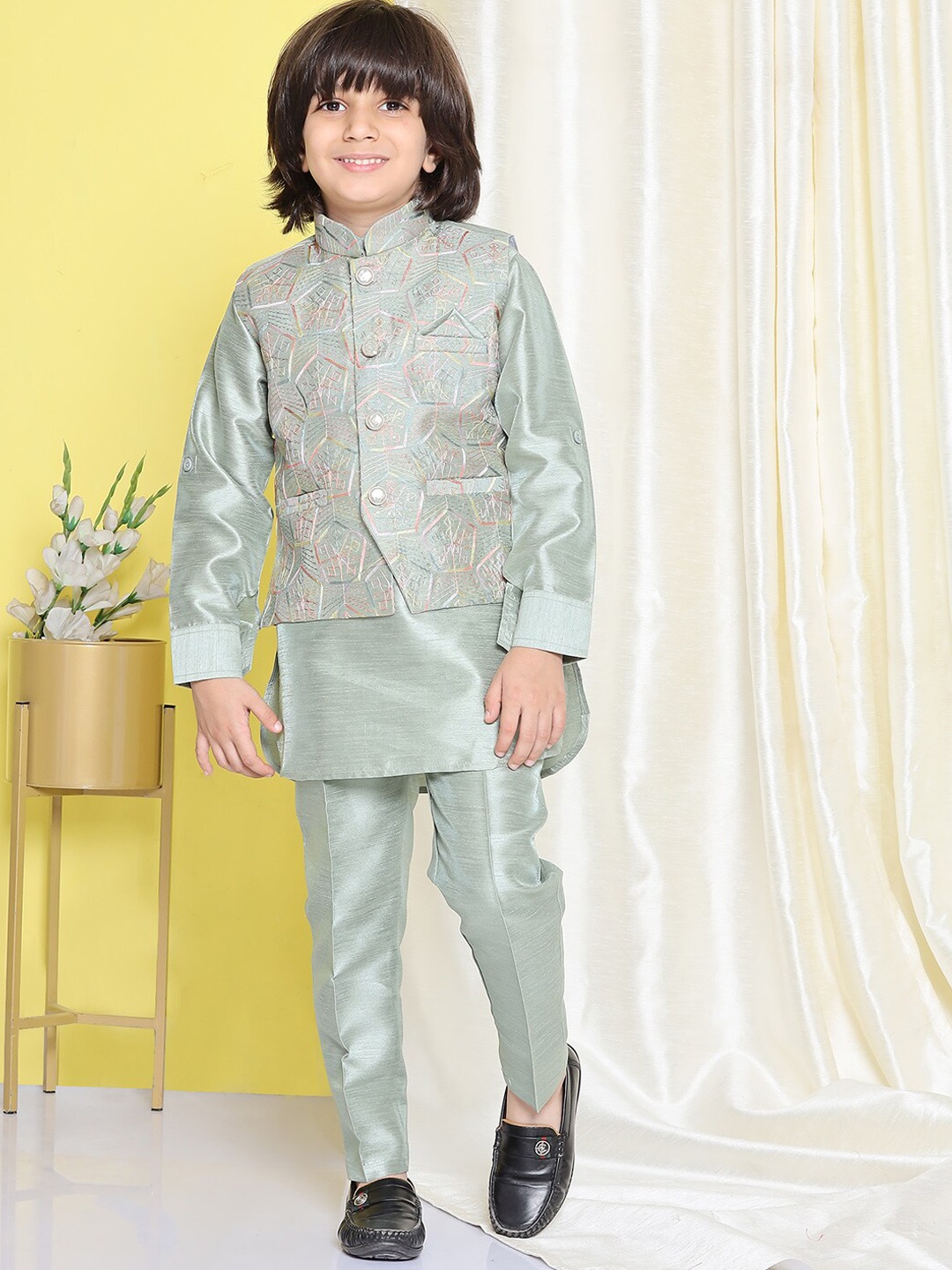 

Aj DEZInES Boys Kurta with Trousers & Waistcoat, Green