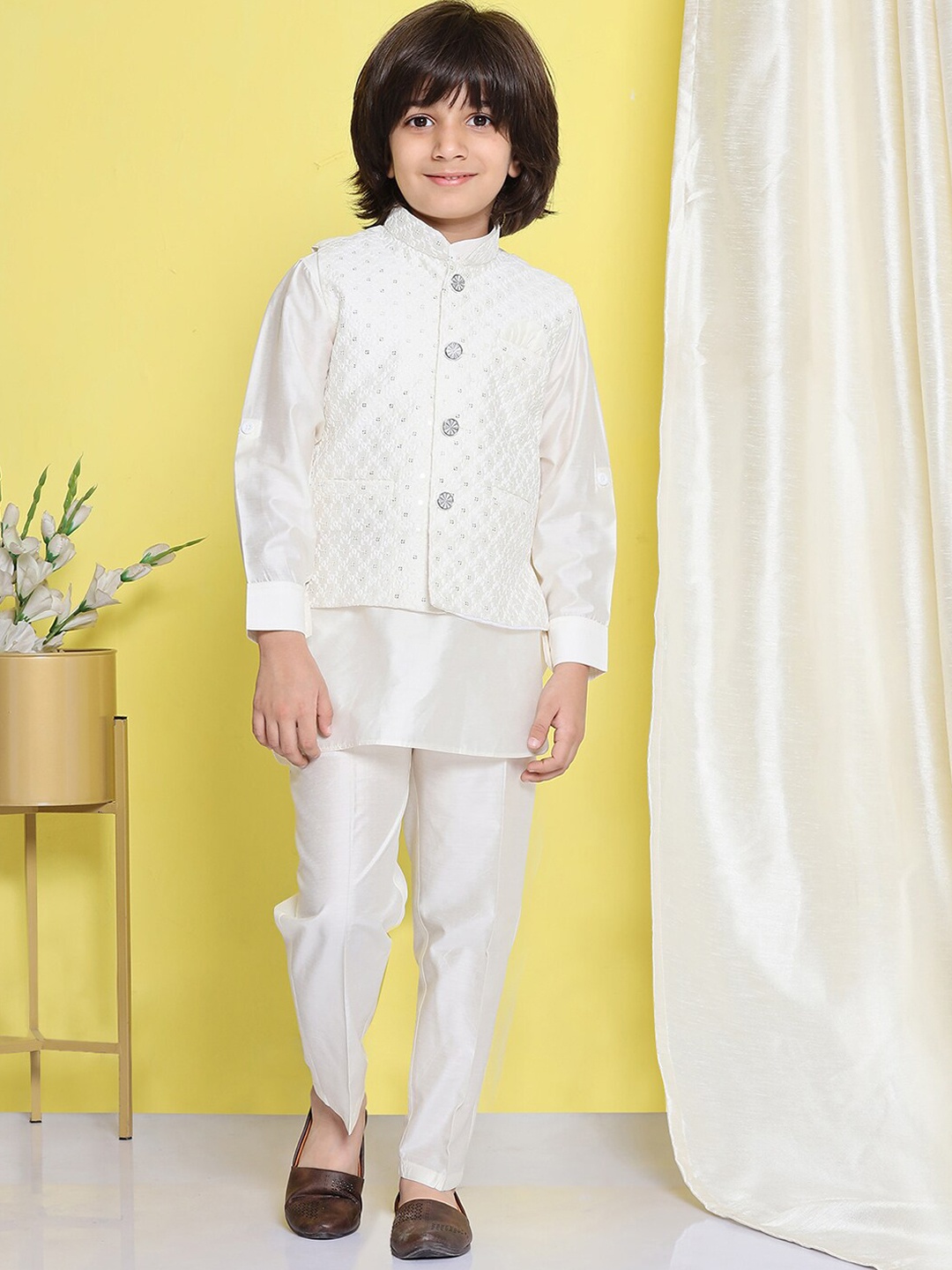 

Aj DEZInES Boys Wven Design Sequinned Regular Kurta With Trousers, White