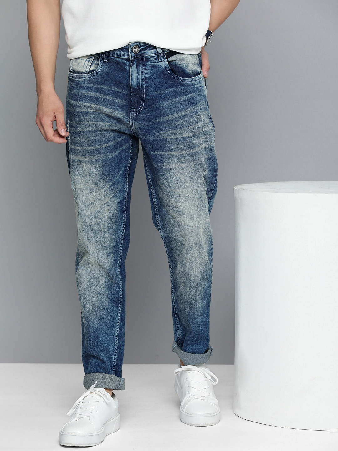 

Mast & Harbour Men Carrot Mildly Distressed Heavy Fade Stretchable Mid-Rise Jeans, Blue