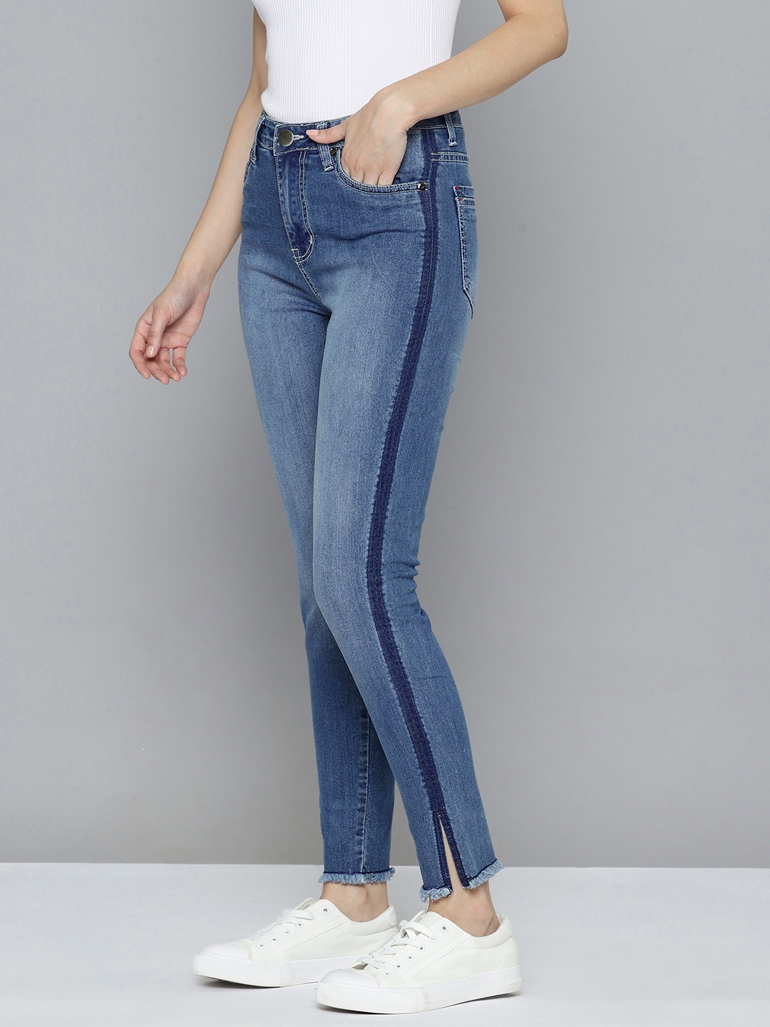 

Mast & Harbour Women Slim Fit Light Fade Stretchable Jeans, Navy blue