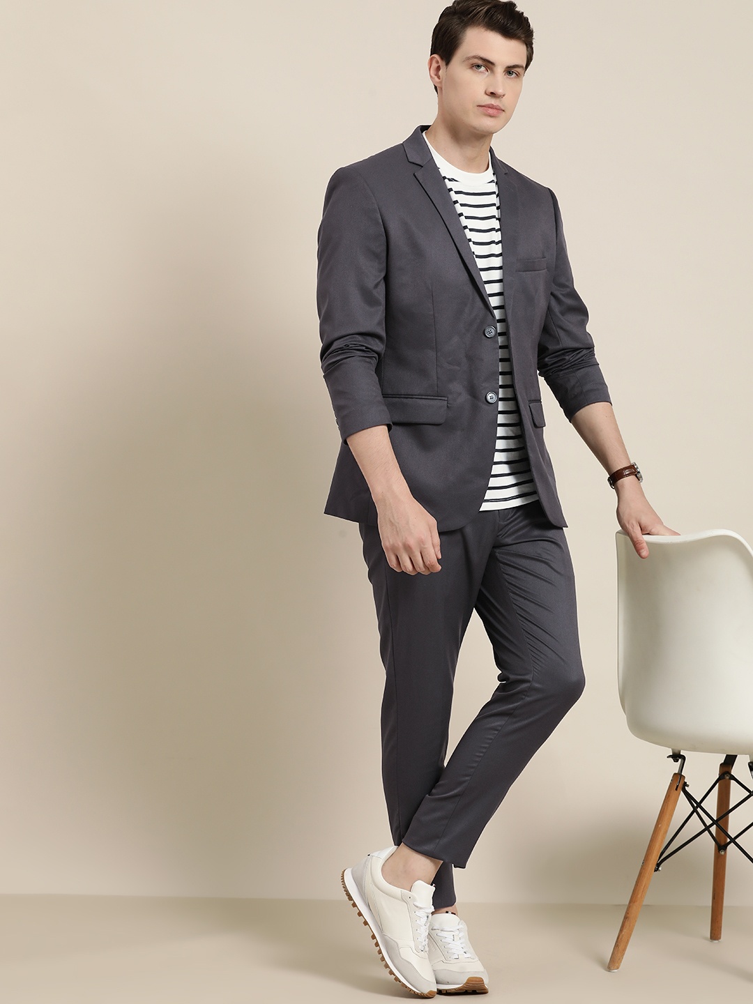 

INVICTUS Men Slim Fit Single-Breasted 2-Piece Casual Suit, Charcoal