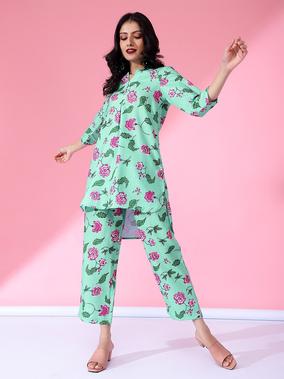 

Bani Women Floral Printed Regular Straight Kurti With Trousers, Green