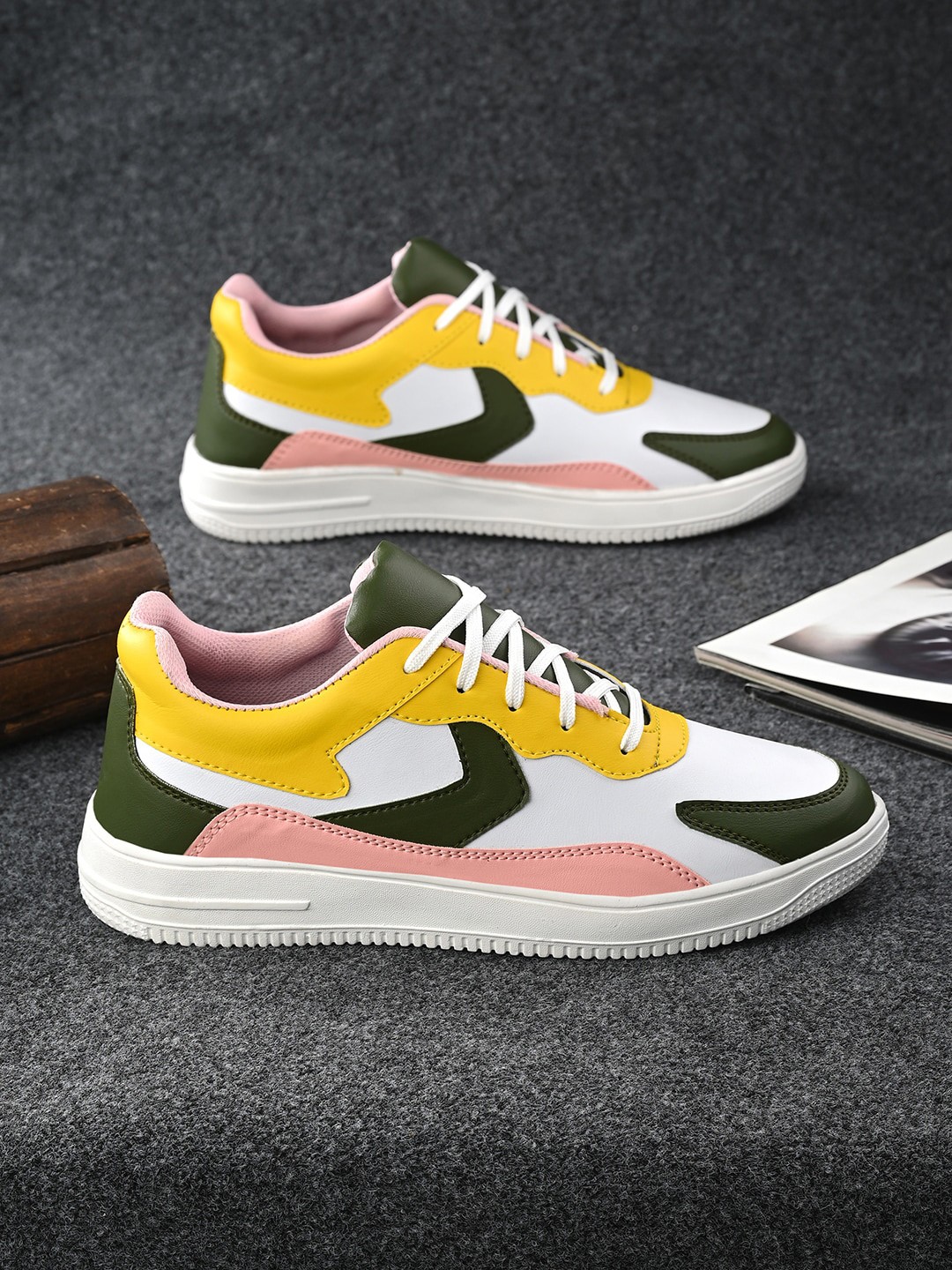 

Kook N Keech Men White & Yellow Colourblocked Comfort Insole Contrast Sole Sneakers
