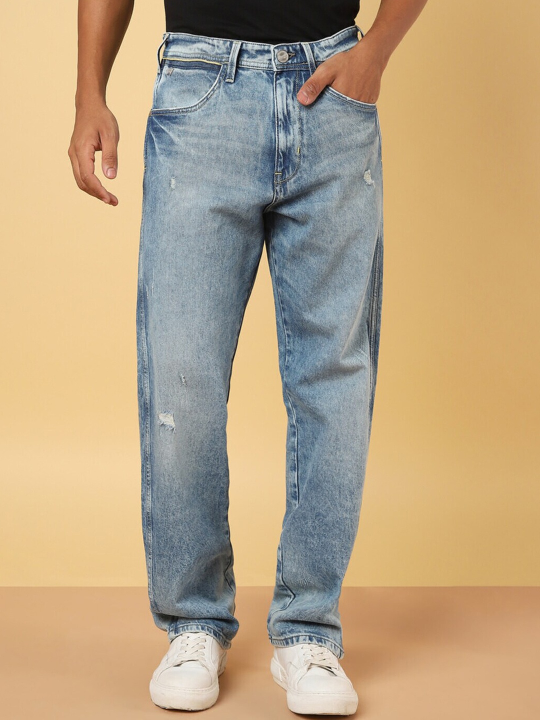 

Wrangler Men Low-Rise Low Distress Heavy Fade Stretchable Cotton Jeans, Blue