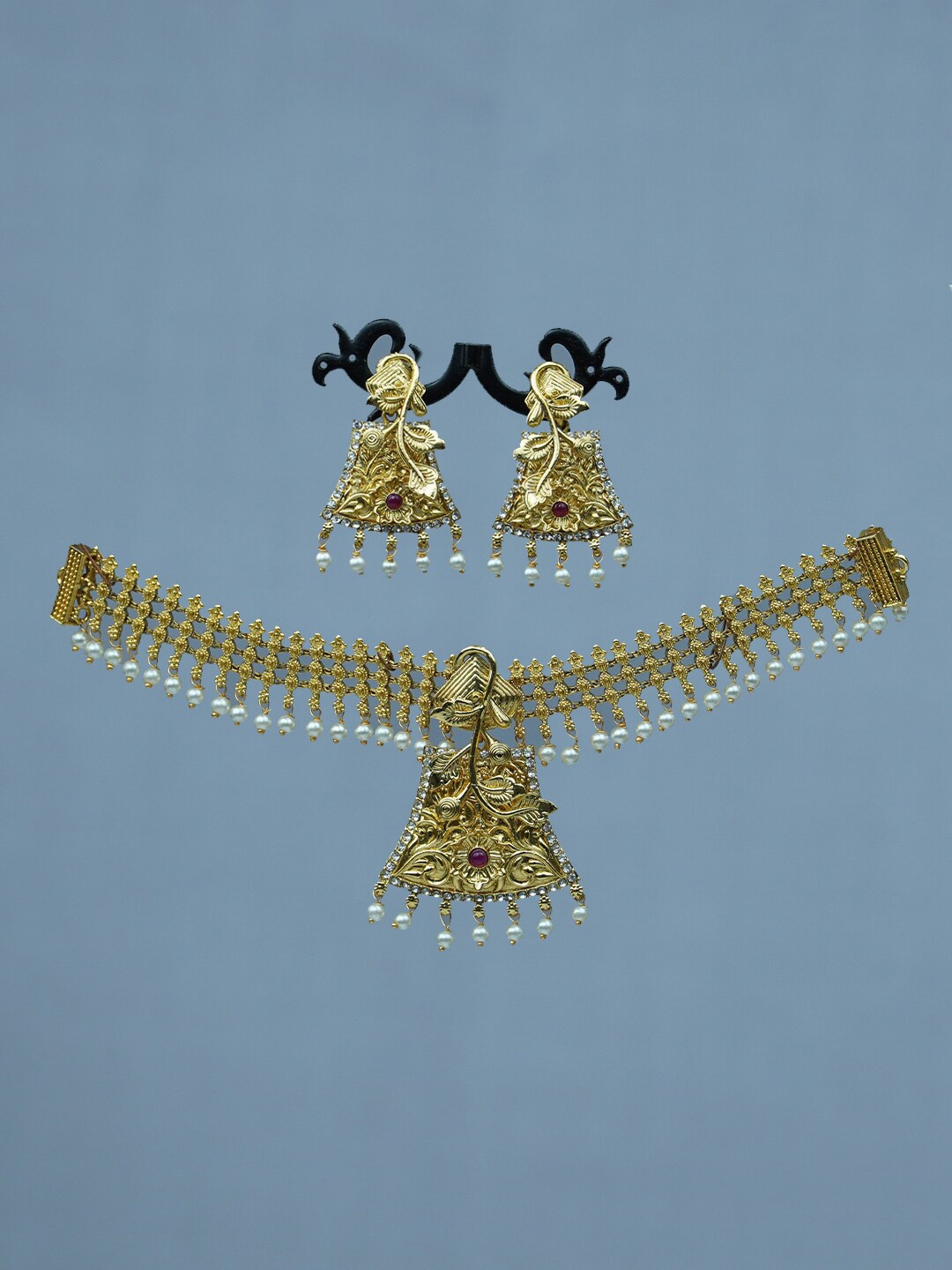 

Diksha collection Gold-Plated Stone Studded & Beaded Jewellery Set
