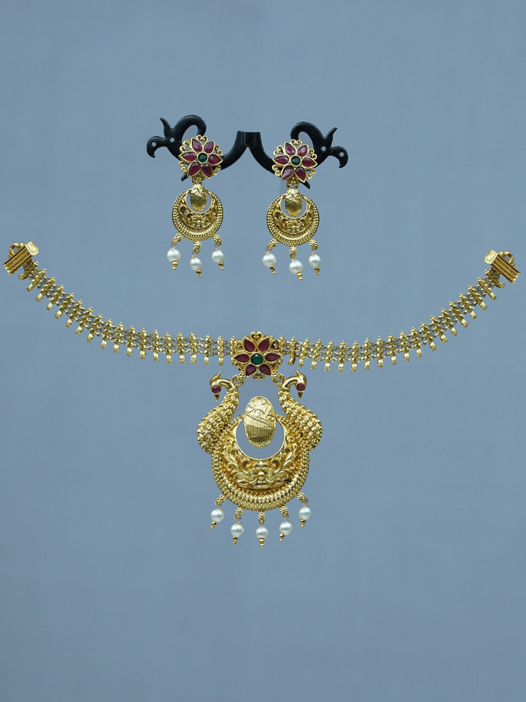 

Diksha collection Gold-Plated Stone Studded & Beaded Jewellery Set