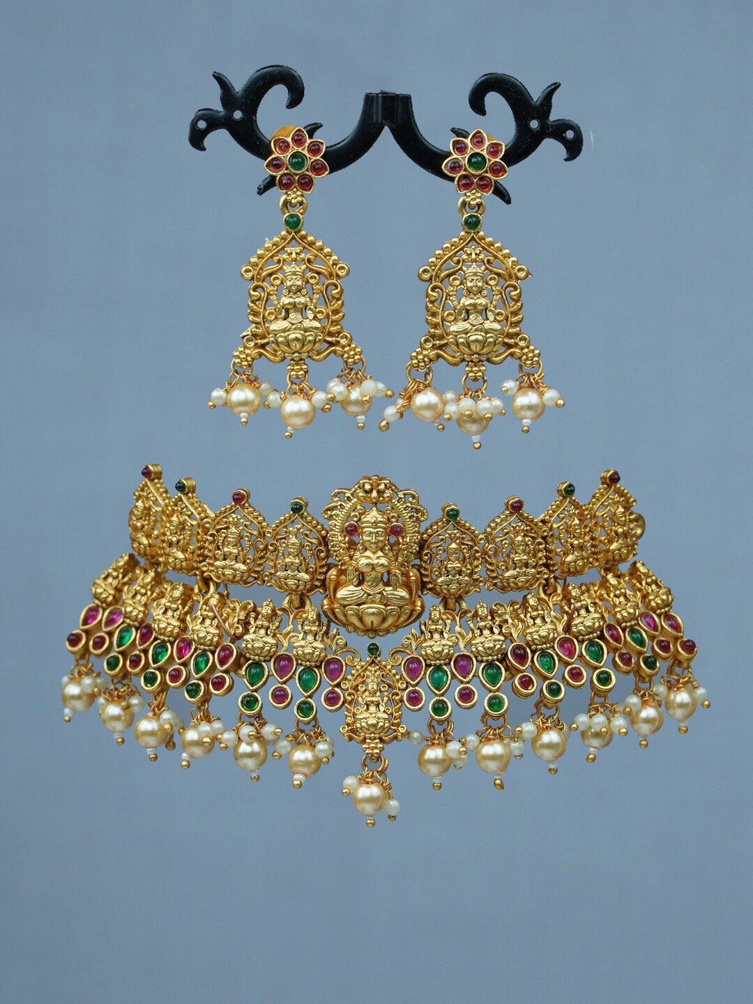 

Diksha collection Gold-Plated Stone Studded & Beaded Jewellery Set