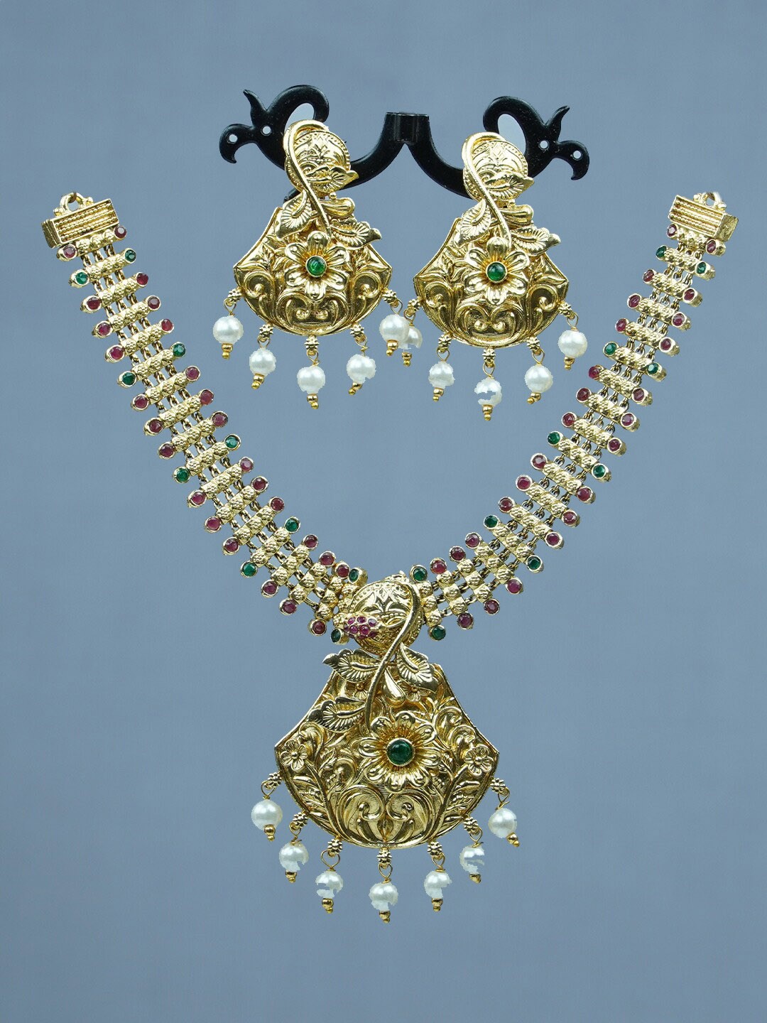

Diksha collection Gold-Plated Stone Studded & Beaded Jewellery Set