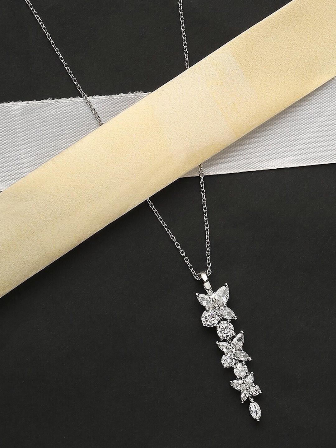 

DressBerry Silver-Plated Pendant & Chain