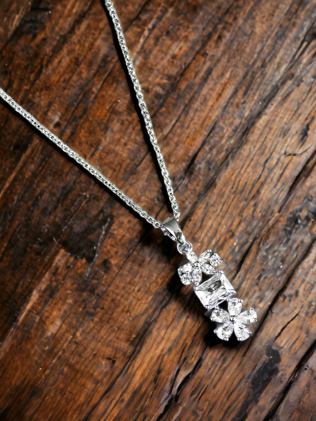 

DressBerry Silver-Plated Pendant & Chain