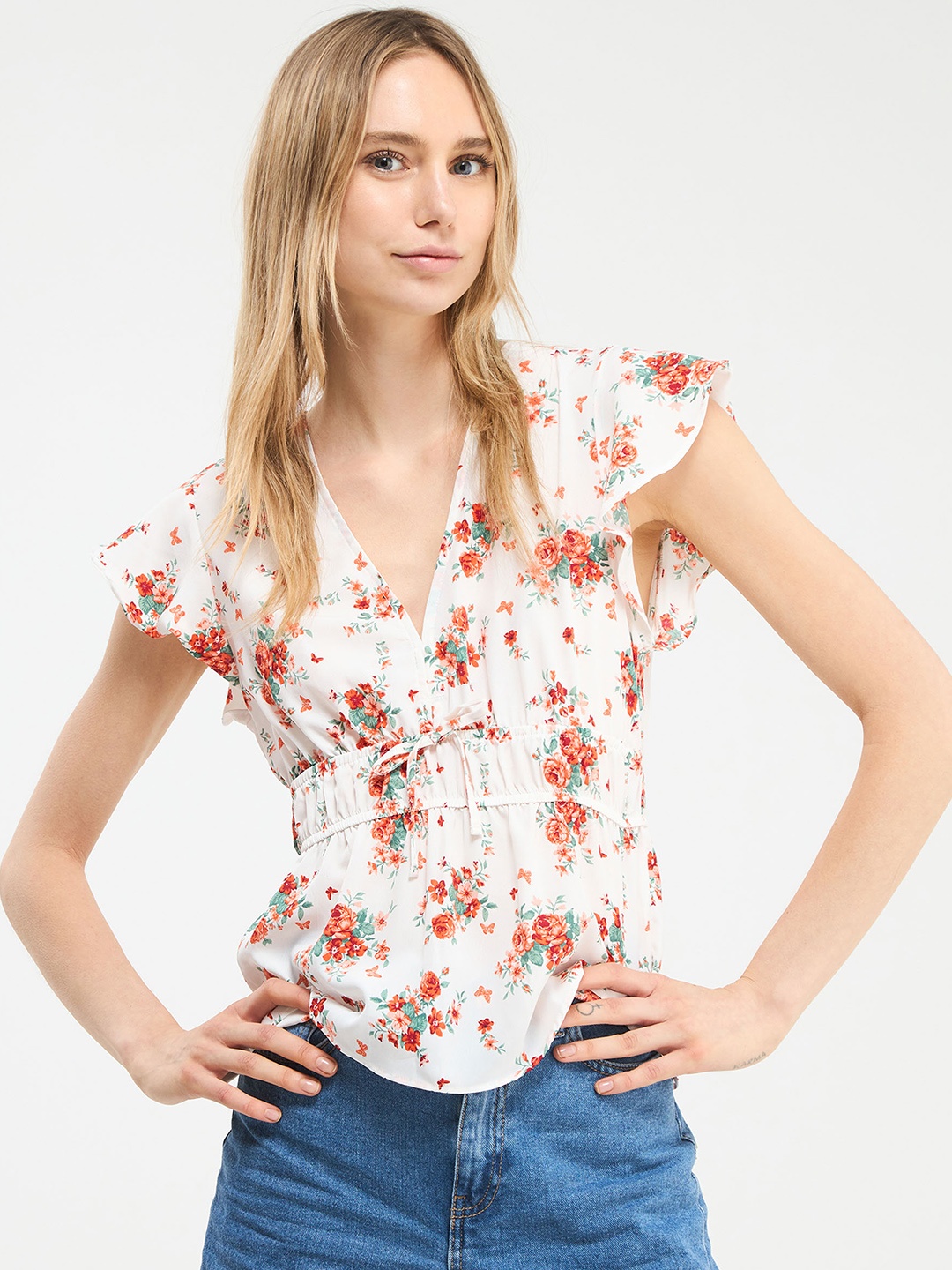 

TERRANOVA Floral Print Flutter Sleeve Cinched Waist Top, White